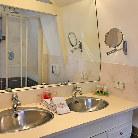 4 Guestrooms Πανσιόν 4*