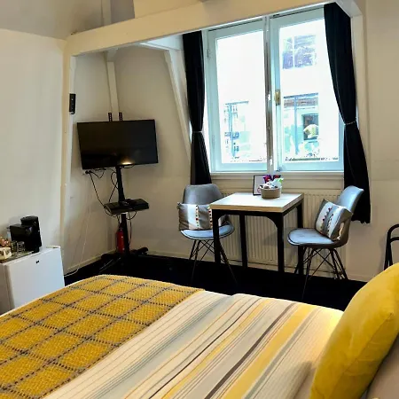 4 Guestrooms